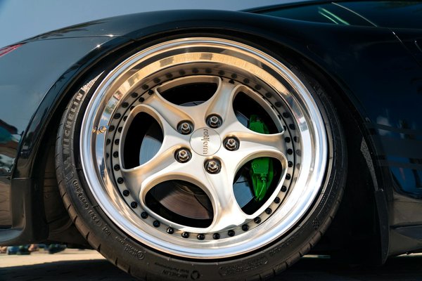 Quelle est la meilleure méthode pour restaurer les cuirs vieillis d'une Aston Martin Vantage ?