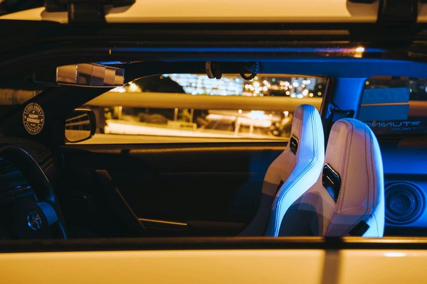 Comment ajuster les projecteurs LED d'une Mercedes Classe C pour une meilleure visibilité nocturne?